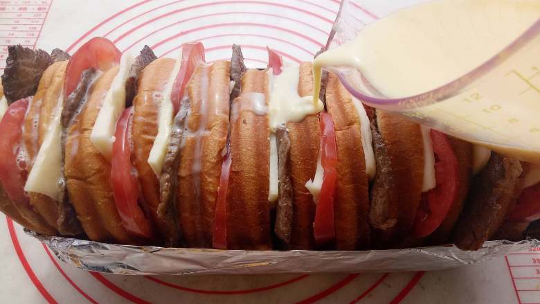 千层汉堡,牛奶鸡蛋液搅匀，浇在上面。