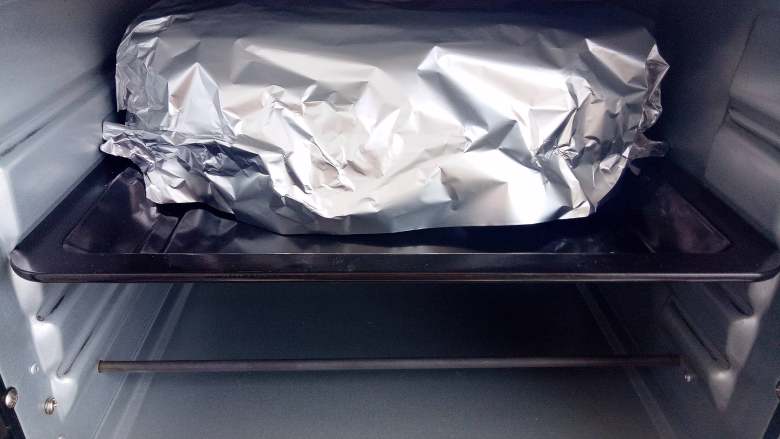 千层汉堡,烤箱200度预热，上面盖上锡纸，放入预热好的烤箱中层烤20分钟。 
