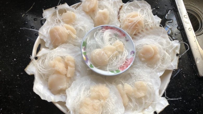 粉丝蒸扇贝,用剪刀将粉丝剪断,垫在贝肉下面。