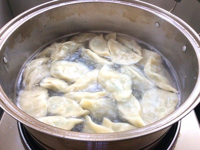 海蛎子韭菜白玉菇饺子,烧水煮饺子,点三开即可,捞出装盘