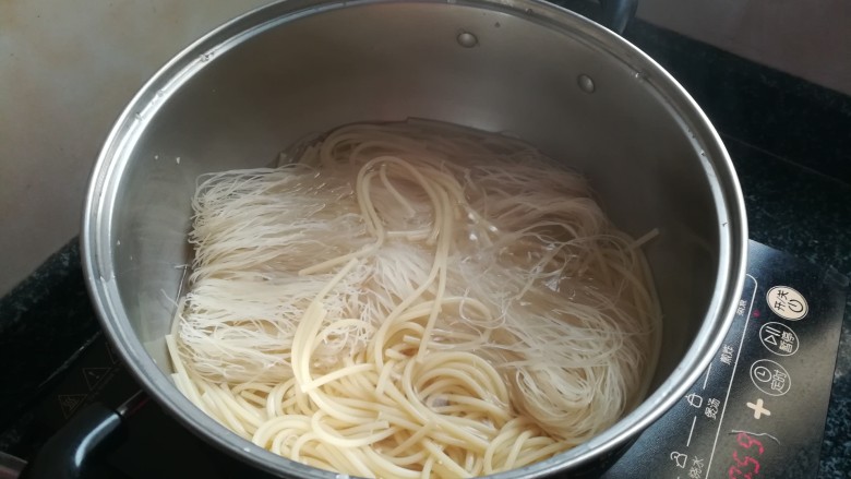 #舌尖上的乡愁#中西合璧的“双粉记”,意粉煮好后,加入老家的米粉