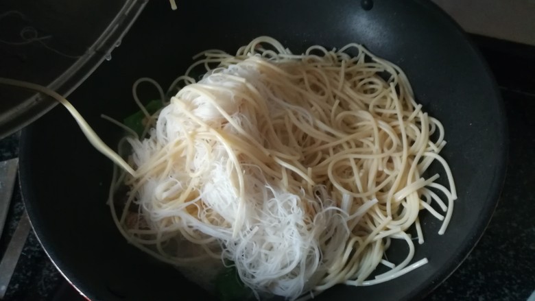 #舌尖上的乡愁#中西合璧的“双粉记”,马上倒入沥干的双粉,翻炒后即可起锅。