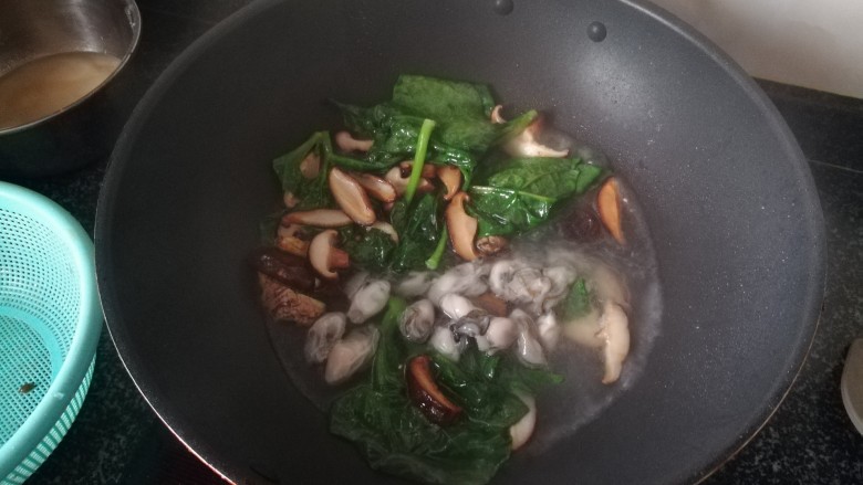 #舌尖上的乡愁#中西合璧的“双粉记”,为了确保香菇和海砺煮熟,加一点点水焖煮。
海砺不能煮太熟,不然就缩水厉害,不好吃,但又要保证它熟透,所以时间的把握非常关键。