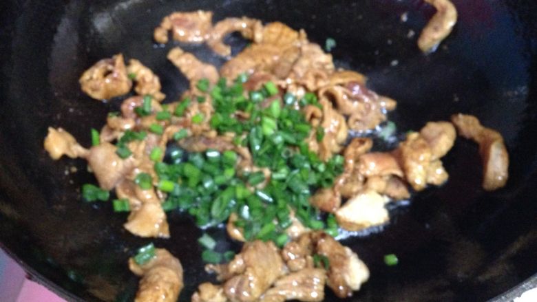 香芹炒肉片,加入葱碎、蒜碎炒出香味