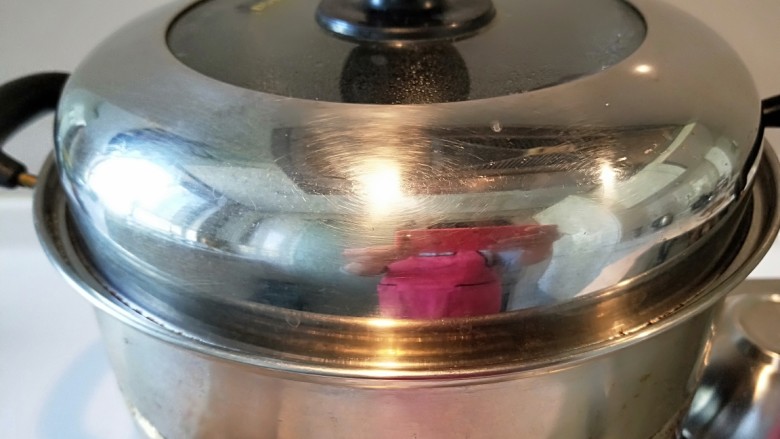 酱香\卤煮猪脚,盖好锅盖转小火。三个小时后在关火,中间不要加水。