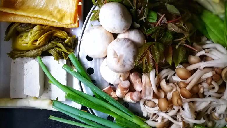 香锅酸菜鱼,洗净时蔬。(椿芽和豌豆片是做其他菜的,(#^.^#)请忽略不计)
