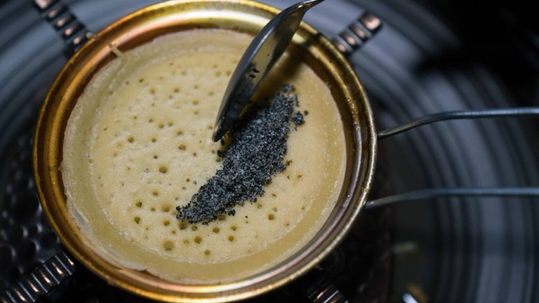 成都美食蛋烘糕,关于蛋烘糕制作流程:1,称好低筋粉,放入碗中。然后加入酵母粉。然后把鸡蛋打散搅拌均匀也倒入碗中。2,用40克温水融化白糖和红糖,然后倒入碗中。3,再加40克到60克左右的温开水(加上红糖的水,一共就是80到100克。具体量还得看面粉的吸水性,慢慢添加,感觉很粘稠刚好能流动就行。)慢慢倒入碗中。慢慢搅拌,再加入色拉油,继续搅拌,最终使面糊能挂在筷子上,一定是比较粘稠的感觉才行。4, 放置两个多三小时后(三个小时只是平均值,夏天30度左右,需要发酵一个多两个小时,冬季五度左右,大约需要6七个小时或者更久。春秋季节差不多三个小时左右。具体时间观察面糊,面糊如果变来膨胀起来,很多蜂窝状或者气泡。那就说明发酵好了。),发酵好了。然后加入小苏打,盐和香精(商用,自己吃可以不添加),继续搅拌至出现许多小气泡则完成了面液。--5, 烘烤面皮: 铜锅上炉子,开中火。五六秒后用夹子夹着一块沾有油的棉布擦上薄薄的一层油(植物油都可以,比如调和油,菜籽油,花生油,大豆油)在整个锅上,包括边缘。,6, 等两三秒秒后用汤勺盛面液入锅中,摇晃锅使面液铺均匀,锅边缘处也铺上,这样边缘也就薄脆了。7,盖上盖子,等七八秒后改最小火烘烤,等面皮烘干。8, 观察面液干掉后,立刻加入内陷,盖盖子再等几秒,这时是在加热内陷。9, 用夹子对折面皮后立刻起锅。