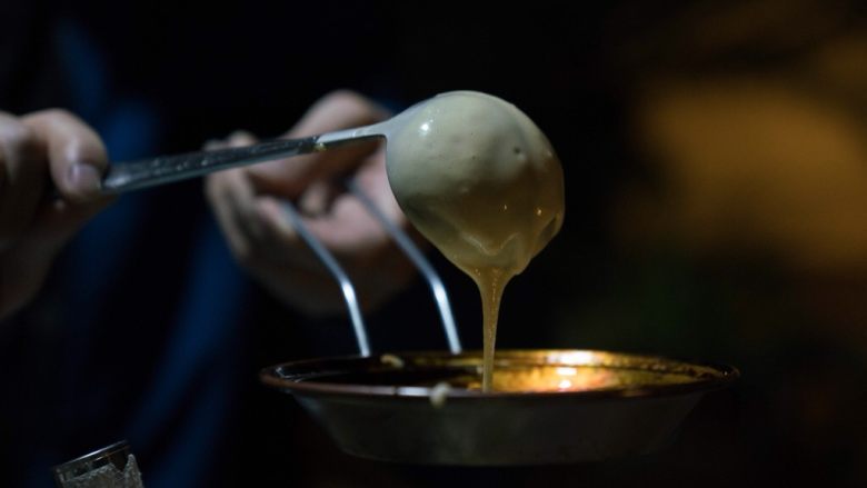 成都美食蛋烘糕,关于蛋烘糕制作流程:1,称好低筋粉,放入碗中。然后加入酵母粉。然后把鸡蛋打散搅拌均匀也倒入碗中。2,用40克温水融化白糖和红糖,然后倒入碗中。3,再加40克到60克左右的温开水(加上红糖的水,一共就是80到100克。具体量还得看面粉的吸水性,慢慢添加,感觉很粘稠刚好能流动就行。)慢慢倒入碗中。慢慢搅拌,再加入色拉油,继续搅拌,最终使面糊能挂在筷子上,一定是比较粘稠的感觉才行。4, 放置两个多三小时后(三个小时只是平均值,夏天30度左右,需要发酵一个多两个小时,冬季五度左右,大约需要6七个小时或者更久。春秋季节差不多三个小时左右。具体时间观察面糊,面糊如果变来膨胀起来,很多蜂窝状或者气泡。那就说明发酵好了。),发酵好了。然后加入小苏打,盐和香精(商用,自己吃可以不添加),继续搅拌至出现许多小气泡则完成了面液。--5, 烘烤面皮: 铜锅上炉子,开中火。五六秒后用夹子夹着一块沾有油的棉布擦上薄薄的一层油(植物油都可以,比如调和油,菜籽油,花生油,大豆油)在整个锅上,包括边缘。,6, 等两三秒秒后用汤勺盛面液入锅中,摇晃锅使面液铺均匀,锅边缘处也铺上,这样边缘也就薄脆了。7,盖上盖子,等七八秒后改最小火烘烤,等面皮烘干。8, 观察面液干掉后,立刻加入内陷,盖盖子再等几秒,这时是在加热内陷。9, 用夹子对折面皮后立刻起锅。