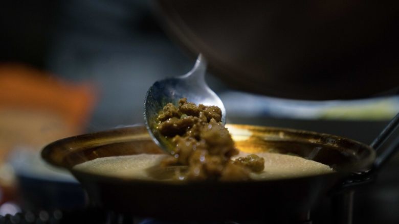 成都美食蛋烘糕,关于蛋烘糕制作流程:1,称好低筋粉,放入碗中。然后加入酵母粉。然后把鸡蛋打散搅拌均匀也倒入碗中。2,用40克温水融化白糖和红糖,然后倒入碗中。3,再加40克到60克左右的温开水(加上红糖的水,一共就是80到100克。具体量还得看面粉的吸水性,慢慢添加,感觉很粘稠刚好能流动就行。)慢慢倒入碗中。慢慢搅拌,再加入色拉油,继续搅拌,最终使面糊能挂在筷子上,一定是比较粘稠的感觉才行。4, 放置两个多三小时后(三个小时只是平均值,夏天30度左右,需要发酵一个多两个小时,冬季五度左右,大约需要6七个小时或者更久。春秋季节差不多三个小时左右。具体时间观察面糊,面糊如果变来膨胀起来,很多蜂窝状或者气泡。那就说明发酵好了。),发酵好了。然后加入小苏打,盐和香精(商用,自己吃可以不添加),继续搅拌至出现许多小气泡则完成了面液。--5, 烘烤面皮: 铜锅上炉子,开中火。五六秒后用夹子夹着一块沾有油的棉布擦上薄薄的一层油(植物油都可以,比如调和油,菜籽油,花生油,大豆油)在整个锅上,包括边缘。,6, 等两三秒秒后用汤勺盛面液入锅中,摇晃锅使面液铺均匀,锅边缘处也铺上,这样边缘也就薄脆了。7,盖上盖子,等七八秒后改最小火烘烤,等面皮烘干。8, 观察面液干掉后,立刻加入内陷,盖盖子再等几秒,这时是在加热内陷。9, 用夹子对折面皮后立刻起锅。