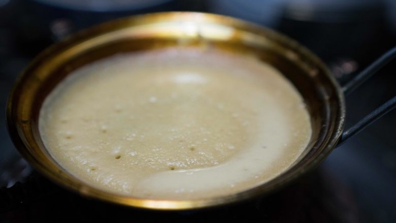 成都美食蛋烘糕,关于蛋烘糕制作流程:1,称好低筋粉,放入碗中。然后加入酵母粉。然后把鸡蛋打散搅拌均匀也倒入碗中。2,用40克温水融化白糖和红糖,然后倒入碗中。3,再加40克到60克左右的温开水(加上红糖的水,一共就是80到100克。具体量还得看面粉的吸水性,慢慢添加,感觉很粘稠刚好能流动就行。)慢慢倒入碗中。慢慢搅拌,再加入色拉油,继续搅拌,最终使面糊能挂在筷子上,一定是比较粘稠的感觉才行。4, 放置两个多三小时后(三个小时只是平均值,夏天30度左右,需要发酵一个多两个小时,冬季五度左右,大约需要6七个小时或者更久。春秋季节差不多三个小时左右。具体时间观察面糊,面糊如果变来膨胀起来,很多蜂窝状或者气泡。那就说明发酵好了。),发酵好了。然后加入小苏打,盐和香精(商用,自己吃可以不添加),继续搅拌至出现许多小气泡则完成了面液。--5, 烘烤面皮: 铜锅上炉子,开中火。五六秒后用夹子夹着一块沾有油的棉布擦上薄薄的一层油(植物油都可以,比如调和油,菜籽油,花生油,大豆油)在整个锅上,包括边缘。,6, 等两三秒秒后用汤勺盛面液入锅中,摇晃锅使面液铺均匀,锅边缘处也铺上,这样边缘也就薄脆了。7,盖上盖子,等七八秒后改最小火烘烤,等面皮烘干。8, 观察面液干掉后,立刻加入内陷,盖盖子再等几秒,这时是在加热内陷。9, 用夹子对折面皮后立刻起锅。