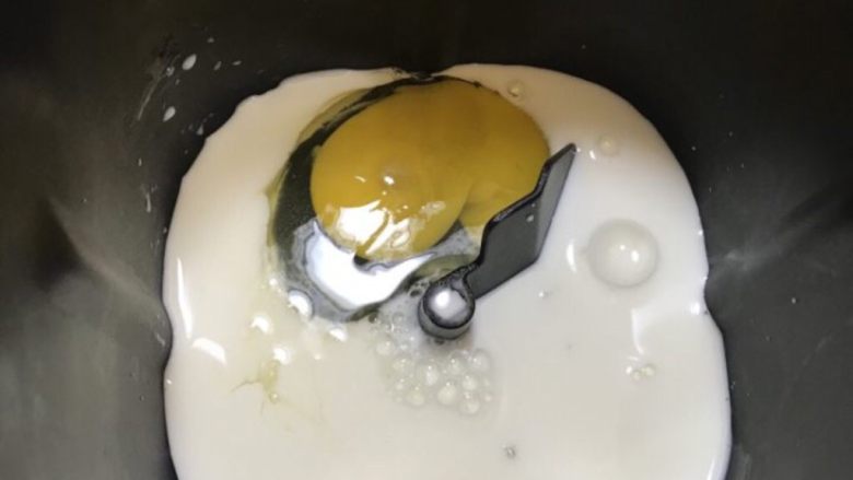 火腿芝士手撕面包,准备好材料,面包桶内先放液体