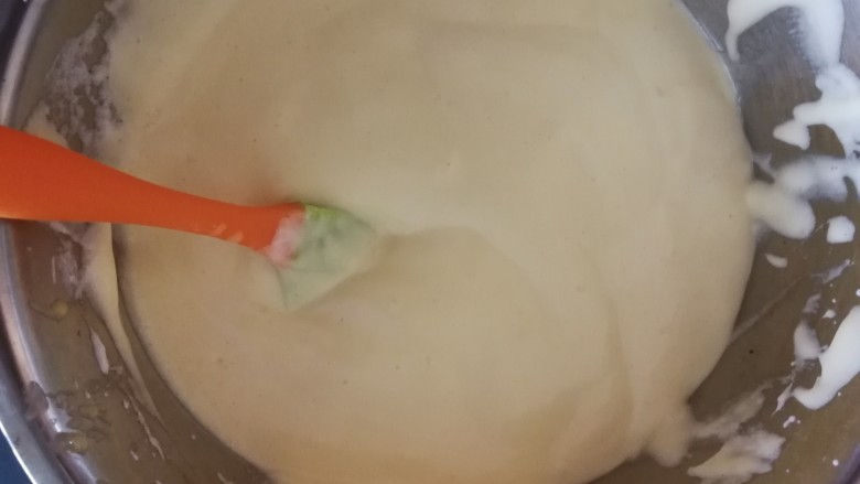 鸡蛋小松饼,上下搅拌 不要画圈不然会消泡  搅拌过后放入裱花袋 剪一个小口 平底不沾锅烧热  小火  用裱花袋直接挤到平底锅上  不用加油昂  待小松饼的一面凝固后翻过来再烤另一面  