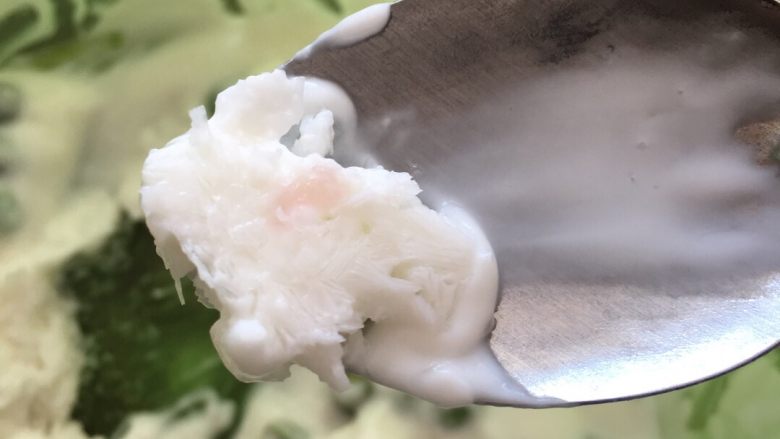 酸奶与青豆的故事~,做这个前一天晚上就要把酸奶 洒均匀在盘上 放在冰箱冻一晚上 然后那出来弄碎成这样