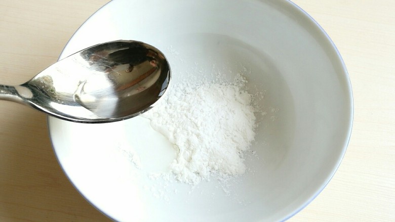 不一样的春卷(博山春卷),先往碗里加入淀粉,再加入一汤勺水搅匀,让水把淀粉化开。
