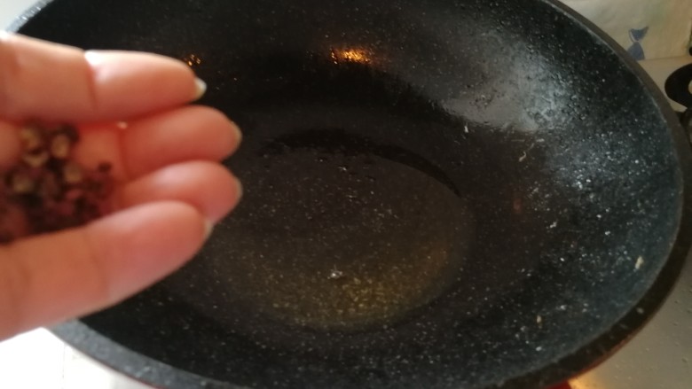 家庭版&红烧带鱼,锅里留油,油热加花椒粒爆出香味。