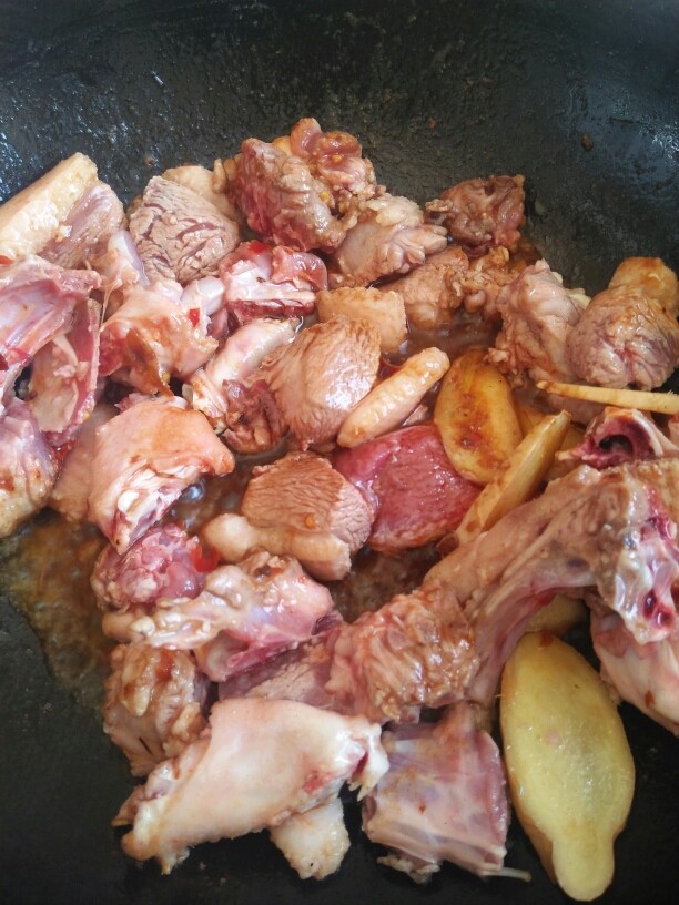 啤酒鸭,之后放洗净的<a style='color:red;display:inline-block;' href='/shicai/ 320'>鸭肉</a>翻炒后 加一小勺豆瓣 加入生抽翻炒