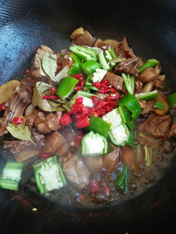 啤酒鸭,等锅中还有水份的时候下准备好的<a style='color:red;display:inline-block;' href='/shicai/ 61'>青椒</a> 干辣椒 <a style='color:red;display:inline-block;' href='/shicai/ 741'>香叶</a> <a style='color:red;display:inline-block;' href='/shicai/ 695'>八角</a> 加适量盐  翻炒 即可装盘