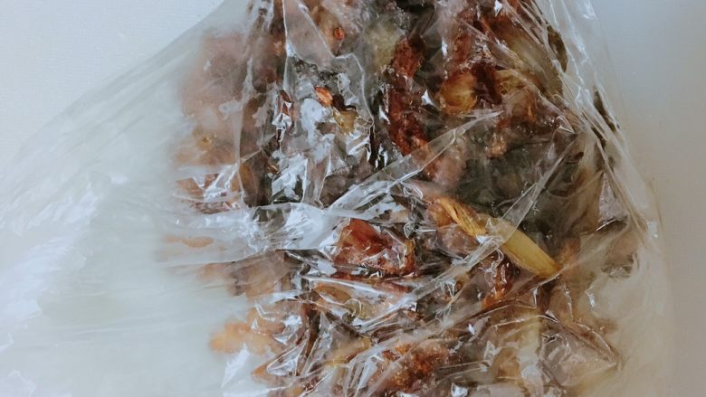 无敌好吃卤肉饭,然后装到保鲜袋里用擀面杖之类的砸碎~