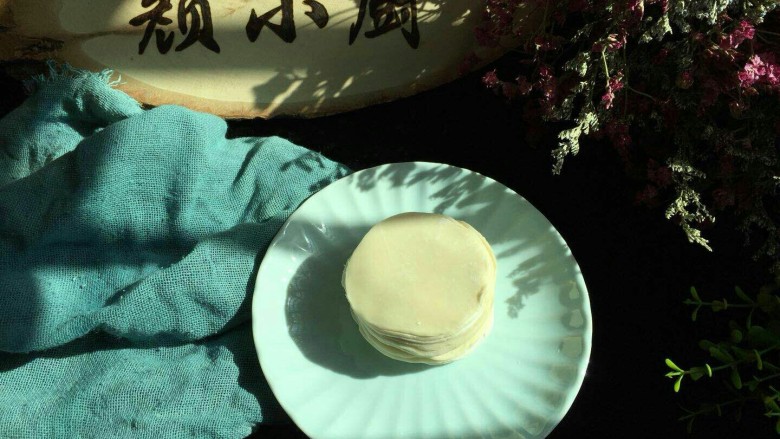 香煎珍珠小笼包,今天去市场买菜,碰到还有点小笼包的皮就买下了