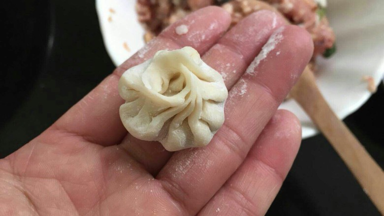 香煎珍珠小笼包,然后一折一折的收口,这样就好了,其他的也是按这个做