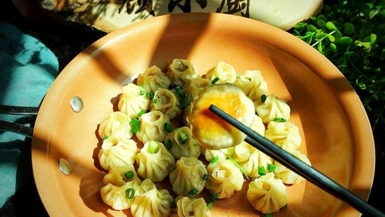 香煎珍珠小笼包,蘸着酱油醋吃非常美味