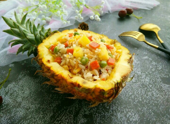 菠萝蛋炒饭,用菠萝壳做容器,宝宝一看见就喜欢。