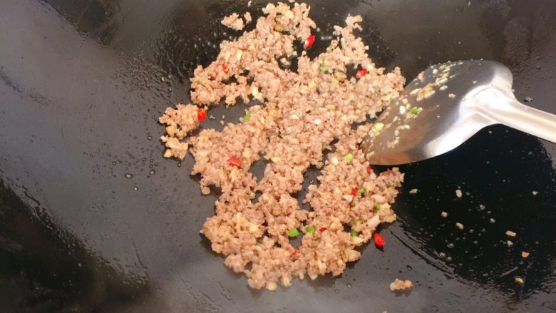 肉末茄子,炒散至变色。
