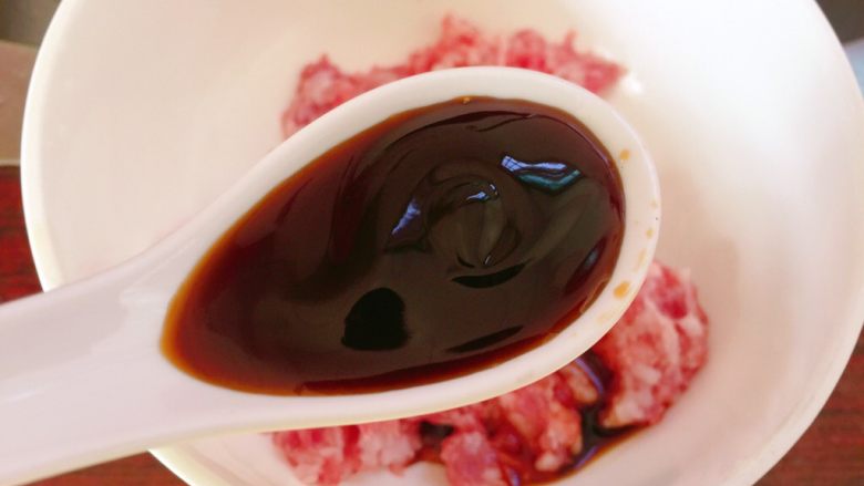 肉末茄子,加入<a style='color:red;display:inline-block;' href='/shicai/ 721'>蚝油</a>。