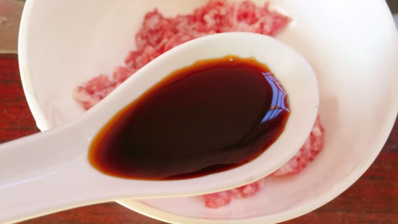 肉末茄子,加<a style='color:red;display:inline-block;' href='/shicai/ 692'>酱油</a>。（如果想要上色好看可以再加点老抽，我不喜欢老抽的味，所以没加。）