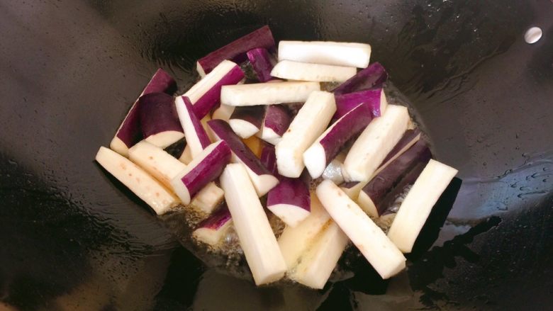 肉末茄子,锅中热油,放入茄子。