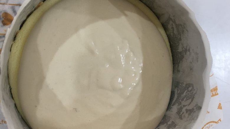 咖啡奶酪双色慕斯,模具底部放入一层蛋糕,倒入咖啡慕斯糊。