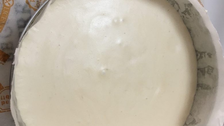 咖啡奶酪双色慕斯,取出模具,倒入酸奶慕斯糊,继续冷藏一晚。