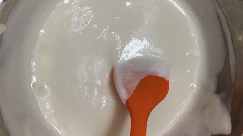 咖啡奶酪双色慕斯,稍凉后加入150克酸奶拌匀,然后加入剩下的淡奶油拌匀,酸奶慕斯糊就完成了。