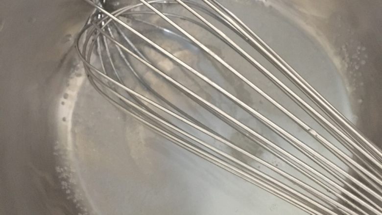 咖啡奶酪双色慕斯,吉利丁5克放冰水泡软,10克牛奶,20克细砂糖隔水加热搅拌至糖融化。