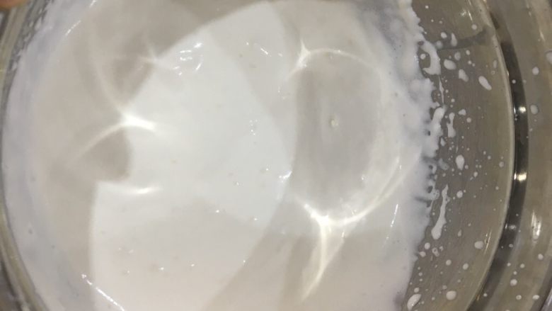 咖啡奶酪双色慕斯,200克淡奶油加20克细砂糖打发至5,6分,略有纹路。