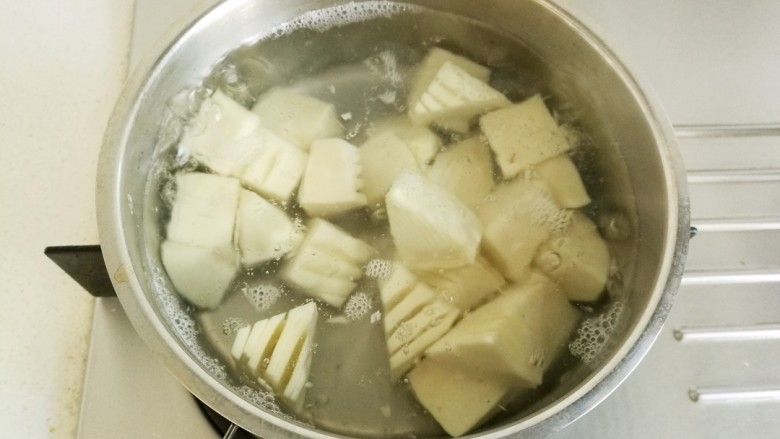 春笋焖肉,放中放水烧开,放入春笋焯水。