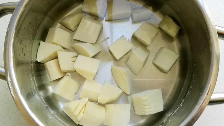 春笋焖肉,焯好后放入冷水中过凉,然后控水。