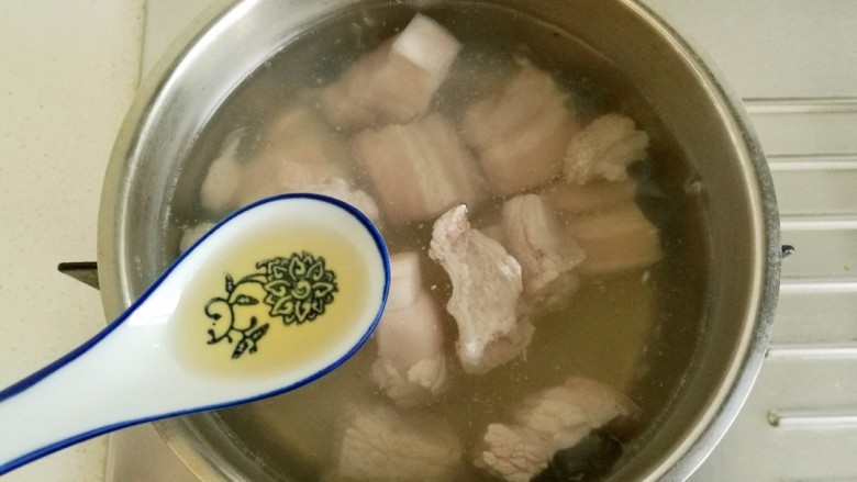 春笋焖肉,五花肉放入焯过春笋的水中,加入一勺子料酒。
