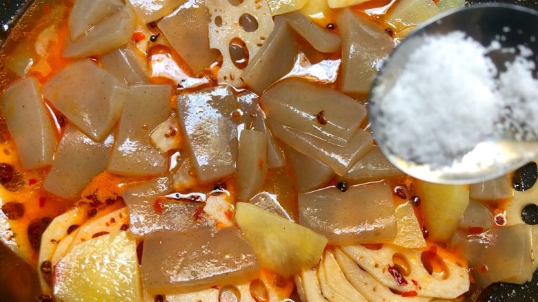 烤箱版烤鱼,放入2g盐翻炒均匀,盖上锅盖煮5分钟