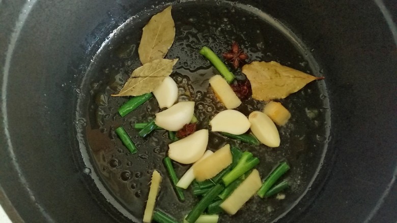 春笋焖肉,加入葱姜蒜,八角和香叶炒香。