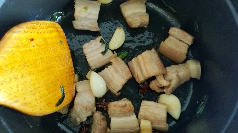 春笋焖肉,放入五花肉,把五花肉炒至上色。
