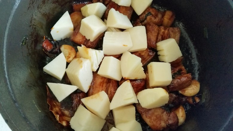 春笋焖肉,然后加入春笋,不要翻动。