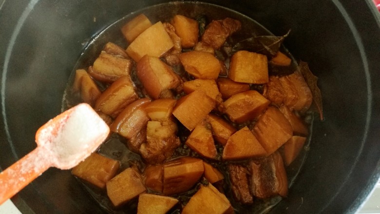 春笋焖肉,收汁至锅底有一层汤汁,加入盐调味。