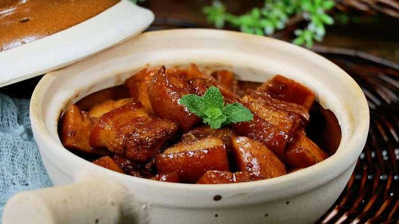 春笋焖肉,然后盛出,太香了。