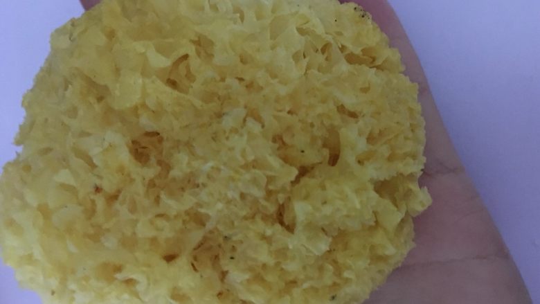 银耳莲子红枣羹,取一朵干木耳,我家就两个人吃,足够了,一朵可以吃3个人左右吃。用冷水泡发,泡大概3小时