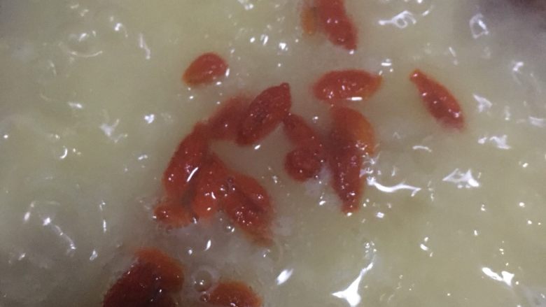 银耳莲子红枣羹,感觉煮出胶了,快好了加入枸杞,再煮20分钟左右,电饭锅大概用了2个小时