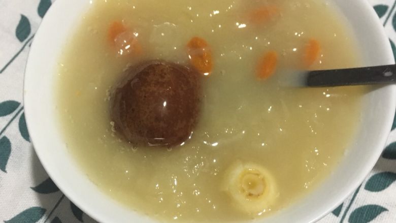 银耳莲子红枣羹,最后盛出,开吃,营养又美味。