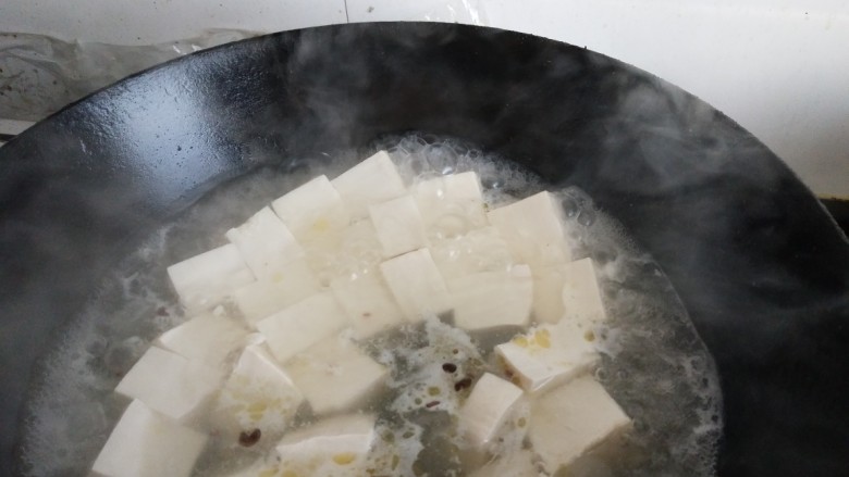 鸡蛋豆腐塌,加入开水里煮一下,加盐煮