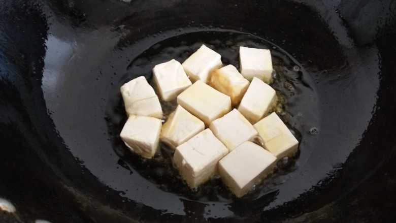 鸡蛋豆腐塌,豆腐放油锅里炸一下