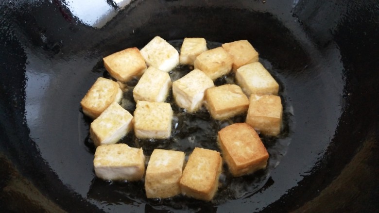 鸡蛋豆腐塌,翻面煎黄